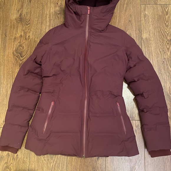 Lululemon Sleet Street. Cassis. Size 8 - Picture 2 of 4